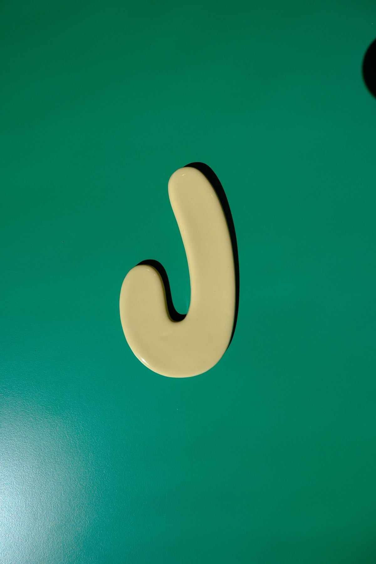 Keramische letter J