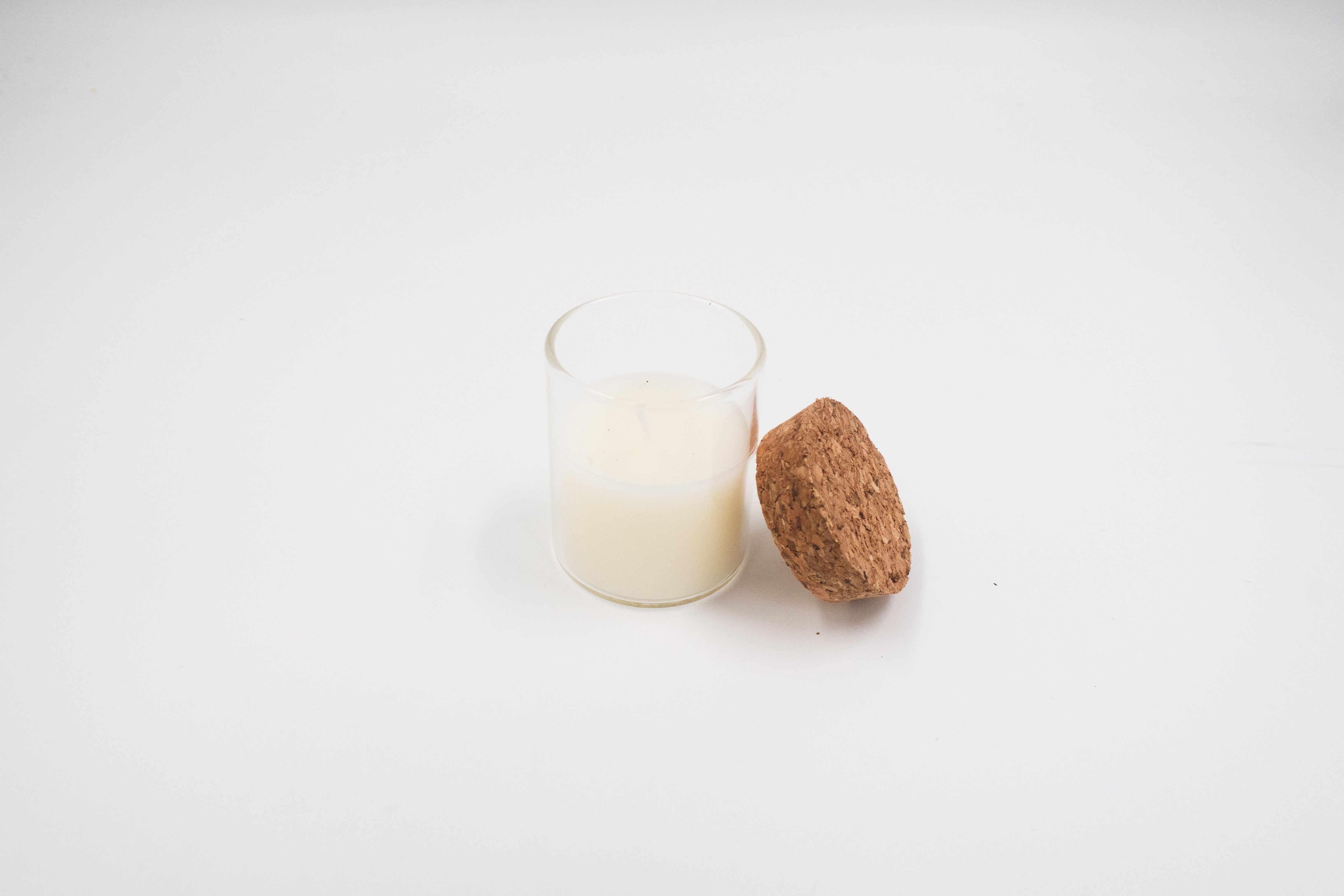 Weiße Kerze mit Korkverschluss