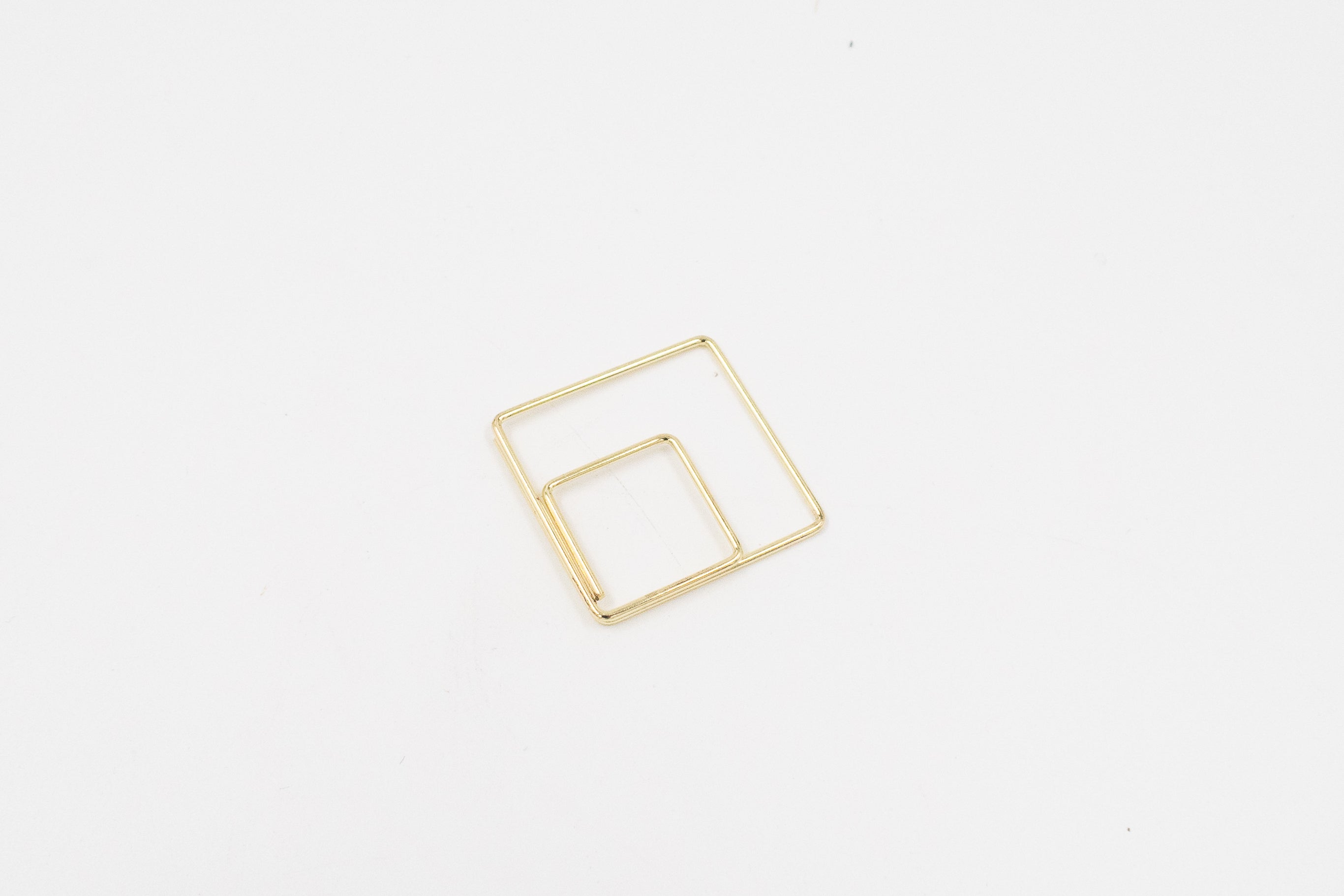 Quadratische goldene Büroklammer