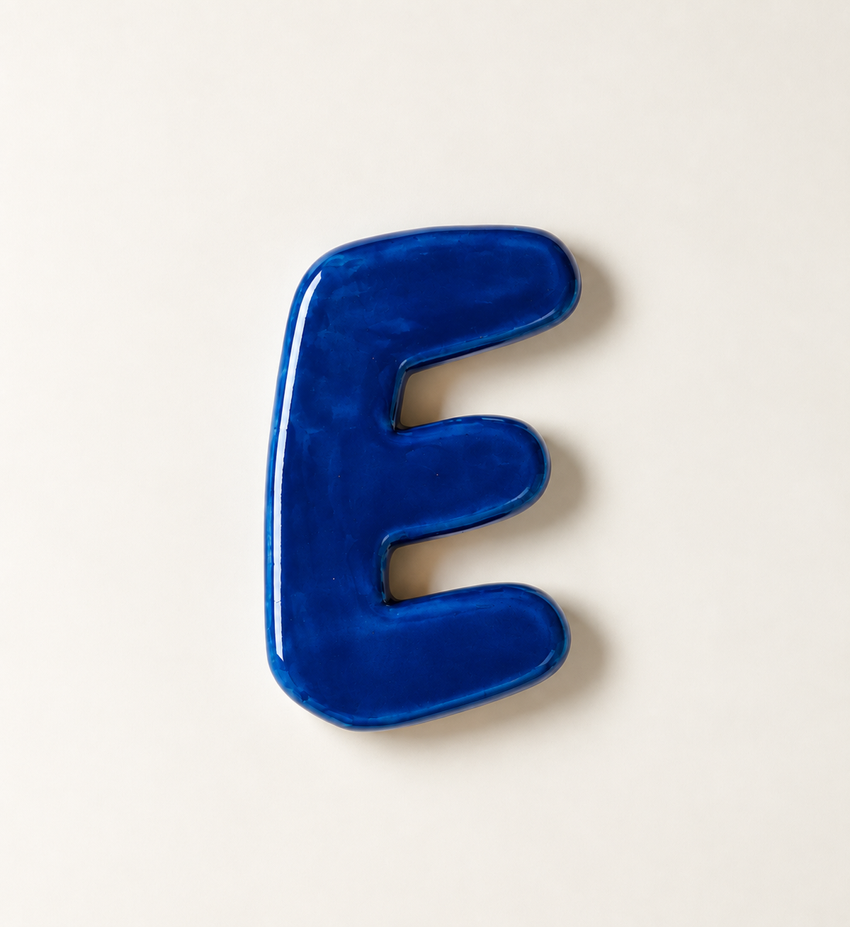 Keramische letter E