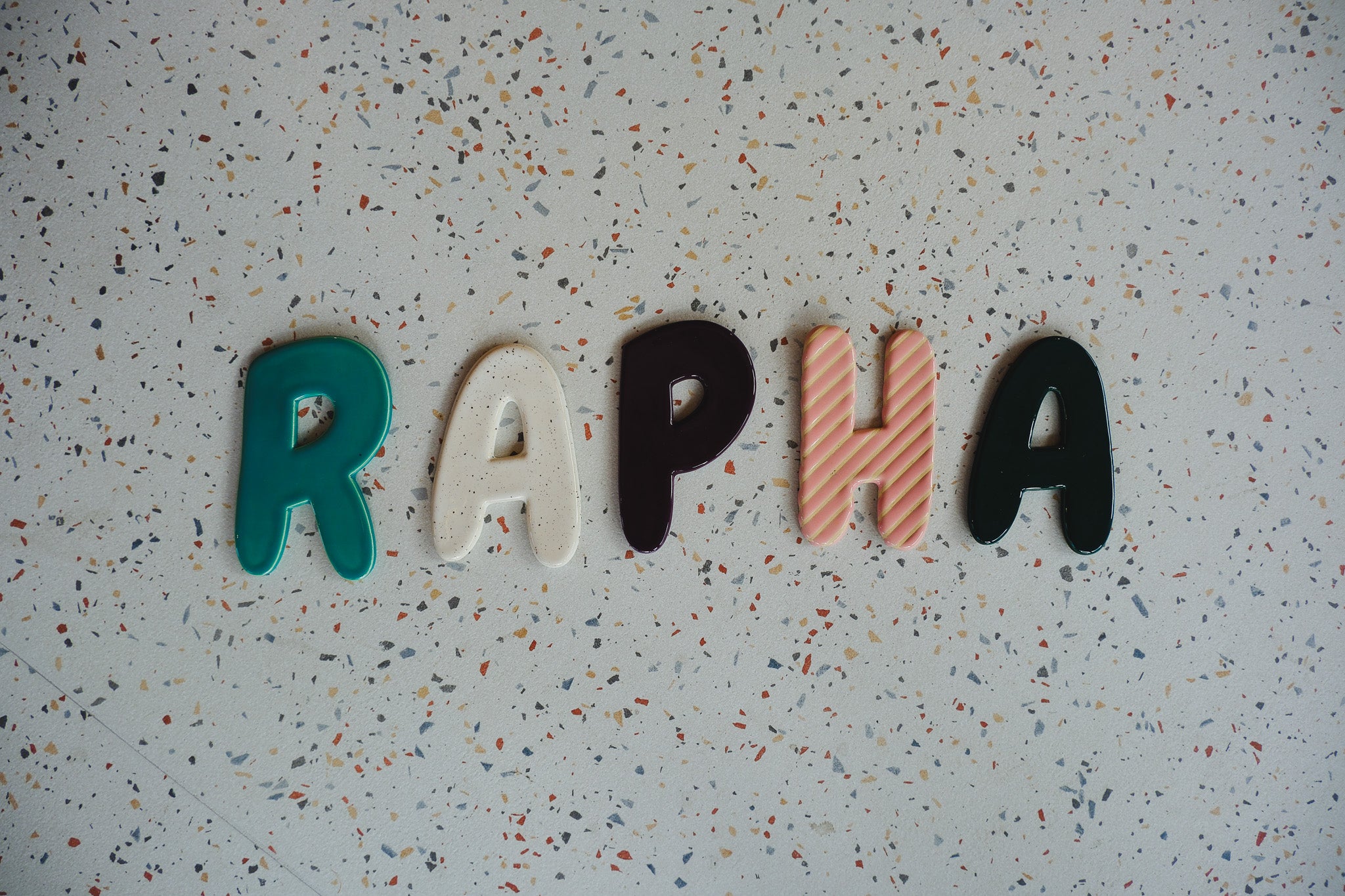 Keramische letter H