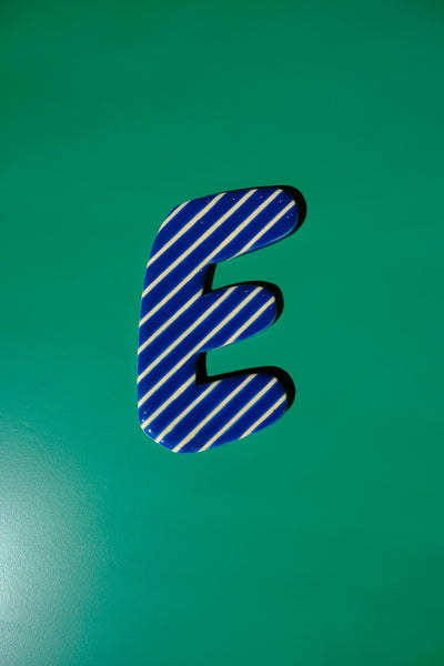 Keramische letter E