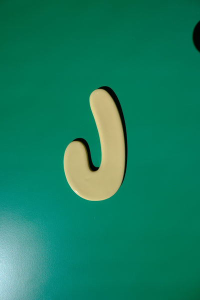 Keramische letter J