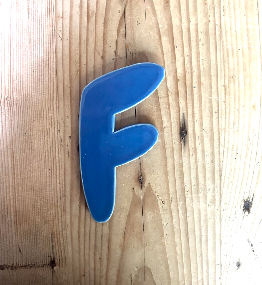 Keramische letter F