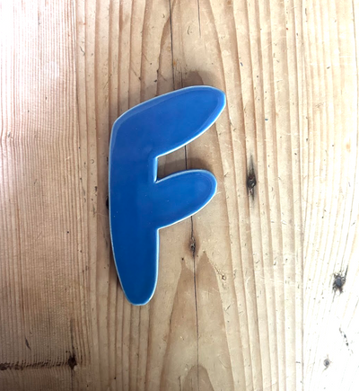 Keramische letter F