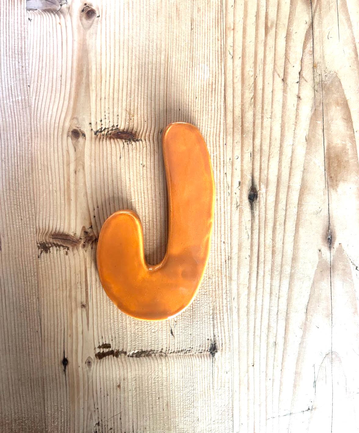 Keramische letter J