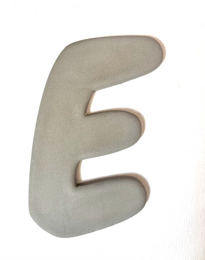Keramische letter E